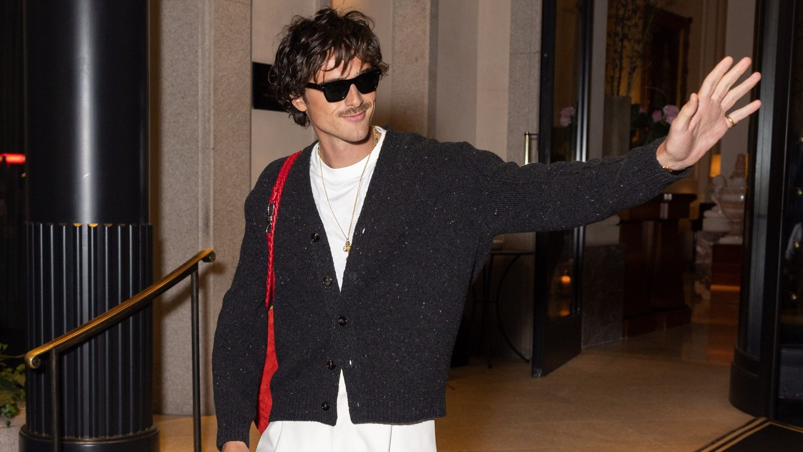 Jacob Elordi: la fórmula de su estilo “cinco prendas y nada más”