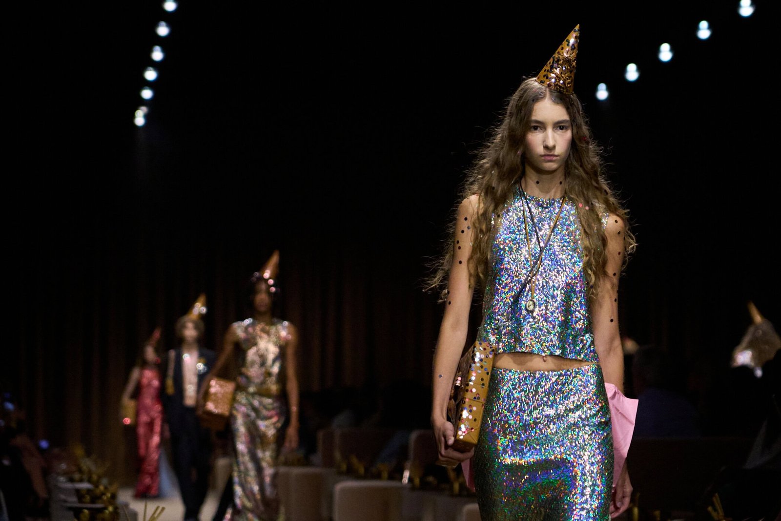 Coach SS27: 85 años celebrados entre recuerdos y confeti