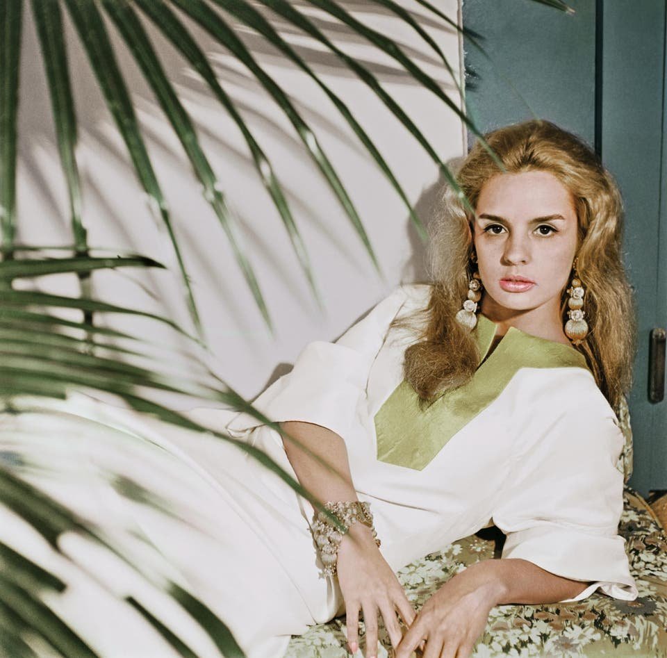 Ustedes creen que la joven diseñadora de moda Carolina Herrera era "lana  coded"? (estas fotos son de los años 60 y 70) : r/lanadelrey